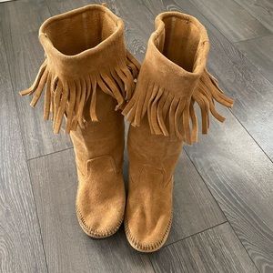 Minnetonka tan/brown suede fringe boots. Size 6 Womens